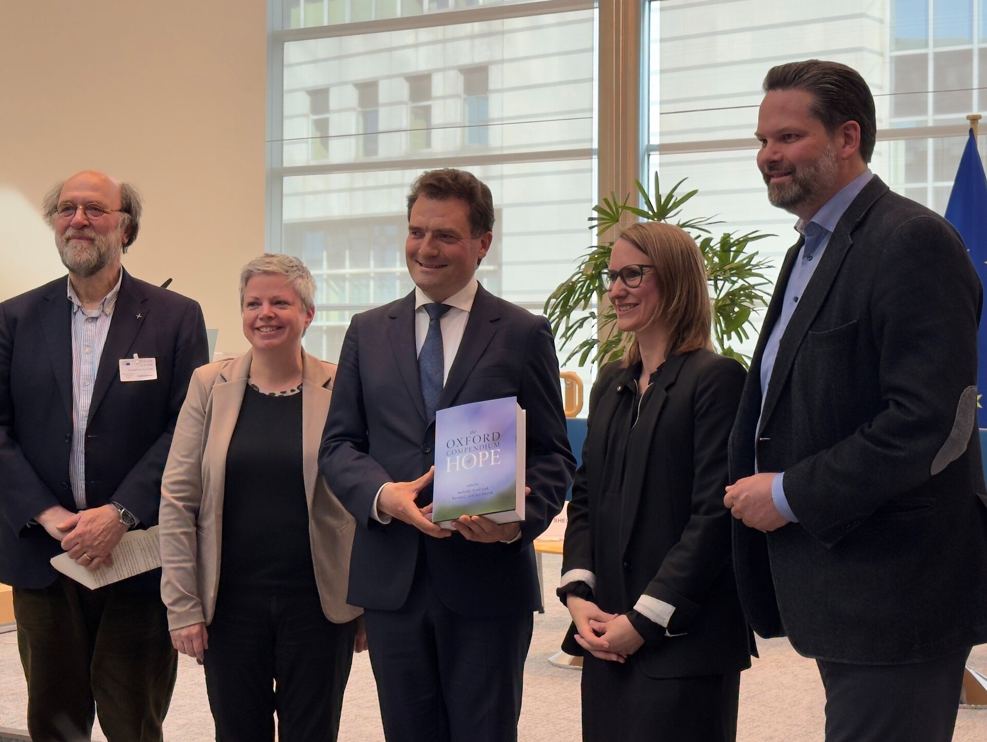 Oxford Compendium of Hope aangeboden aan het Europees Parlement