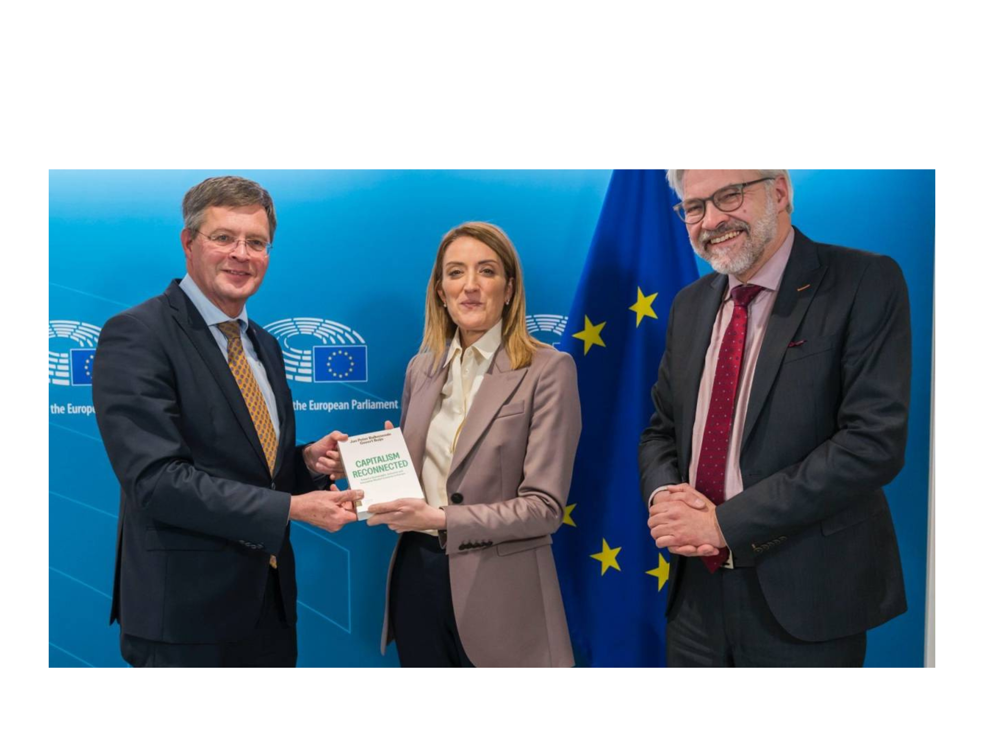 Capitalism Reconnected: aanbieding boek Jan Peter Balkenende en Govert Buijs aan Roberta Metsola, voorzitter Europees Parlement